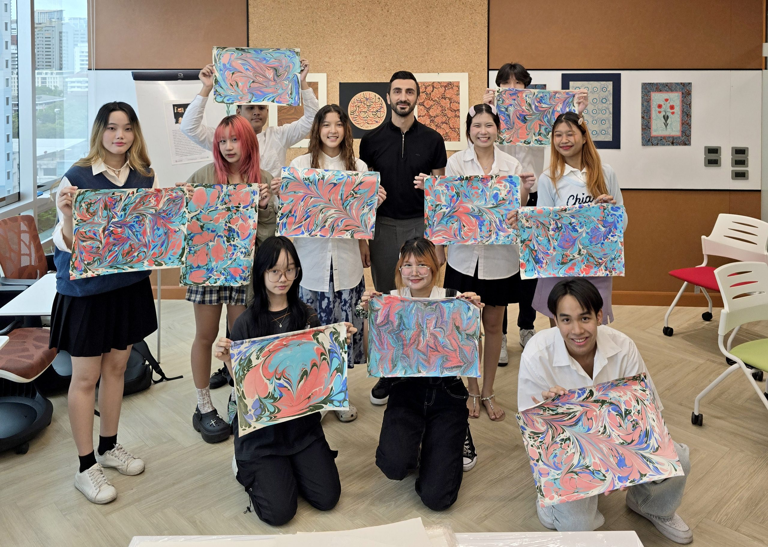 Tayland’da “Geleneksel Türk Ebru Sergisi” Açıldı