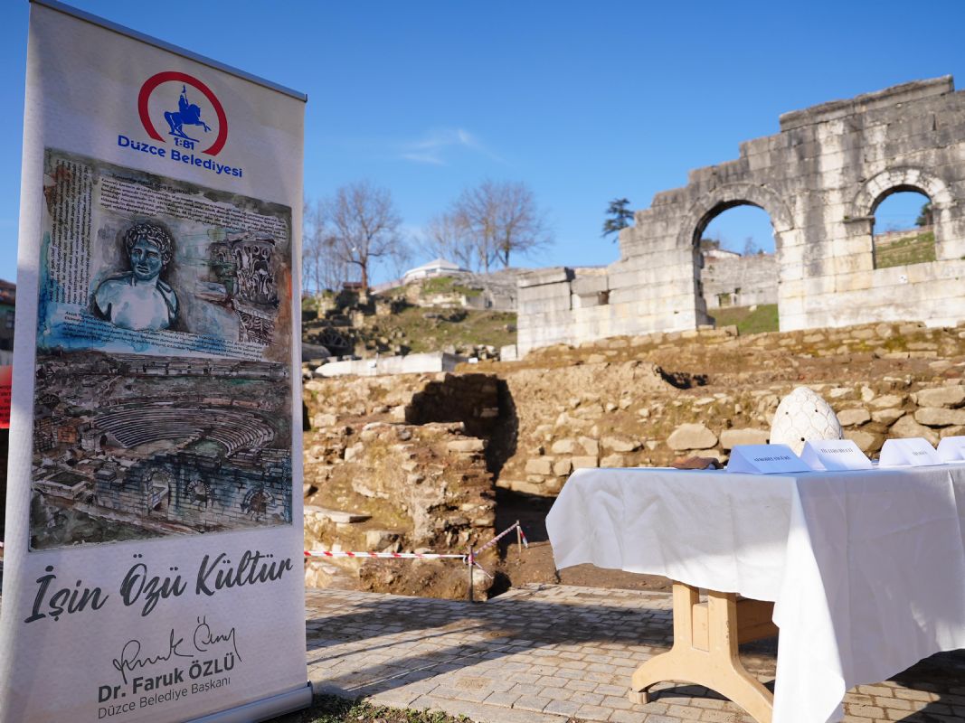 Konuralp Antik Tiyatro’dan Tarihe Işık Tutan Buluntular