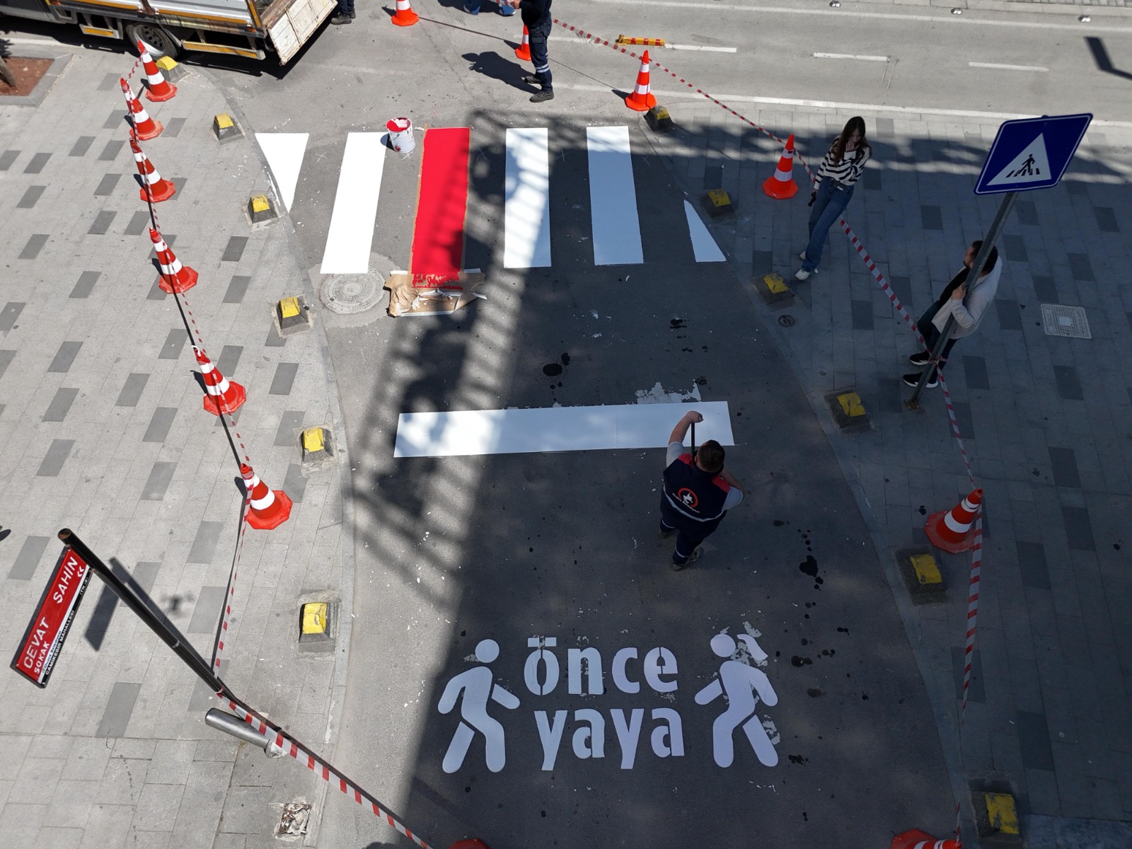 SEO Uyumlu Manşet: Düzce Belediyesi’nden Yaya Geçidi Güvenliği İçin Boyama Çalışması