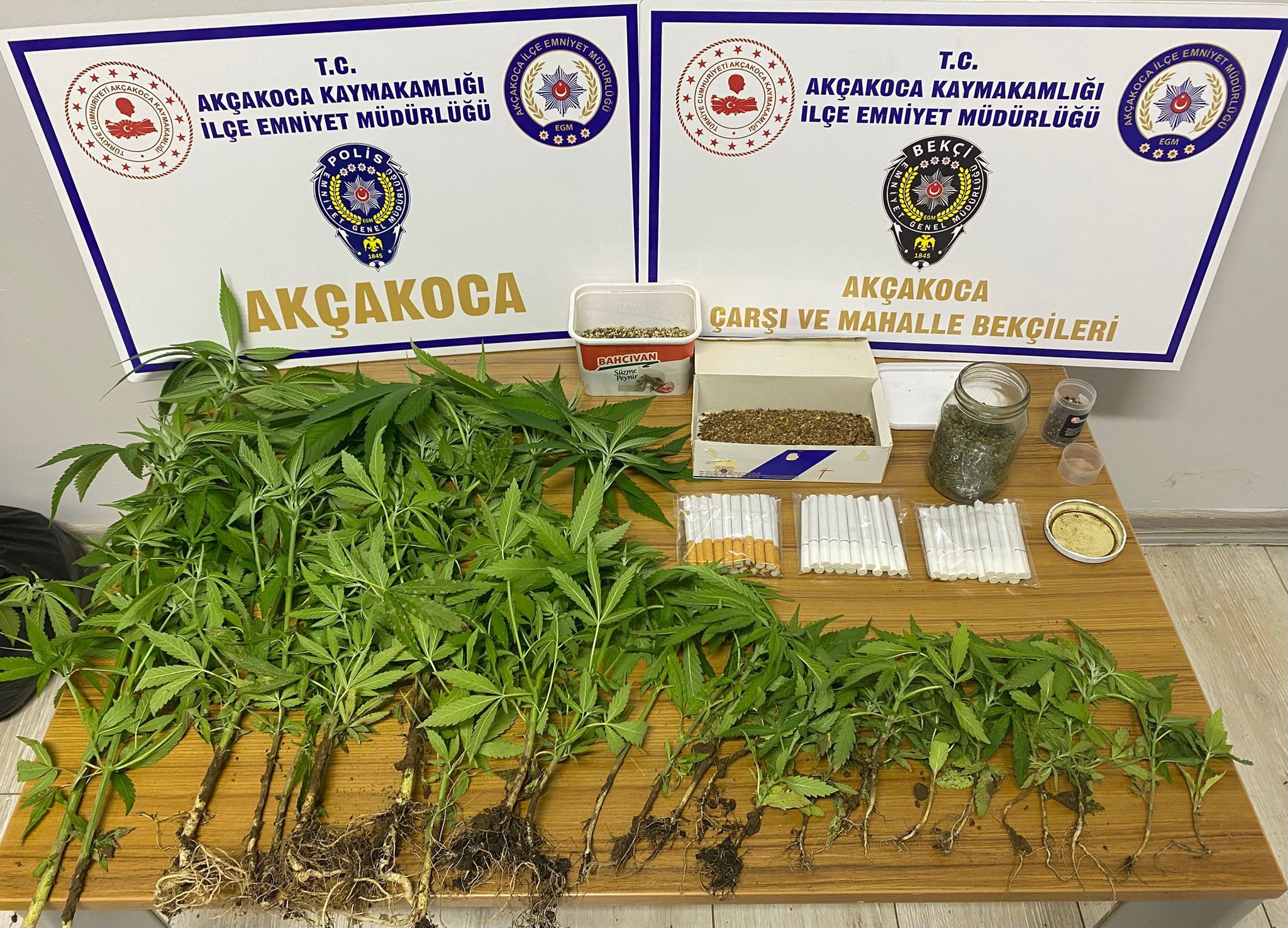 Düzce Emniyetinden Suç ve Kaçakçılığa Geçit Yok: 1 Haftada 36 Aranan Şahıs Yakalandı