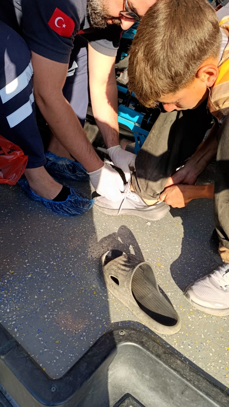 Düzce’de yürekleri ısıtan olay: Vali Aslan’dan ayakkabılarını veren sağlık görevlisine teşekkür