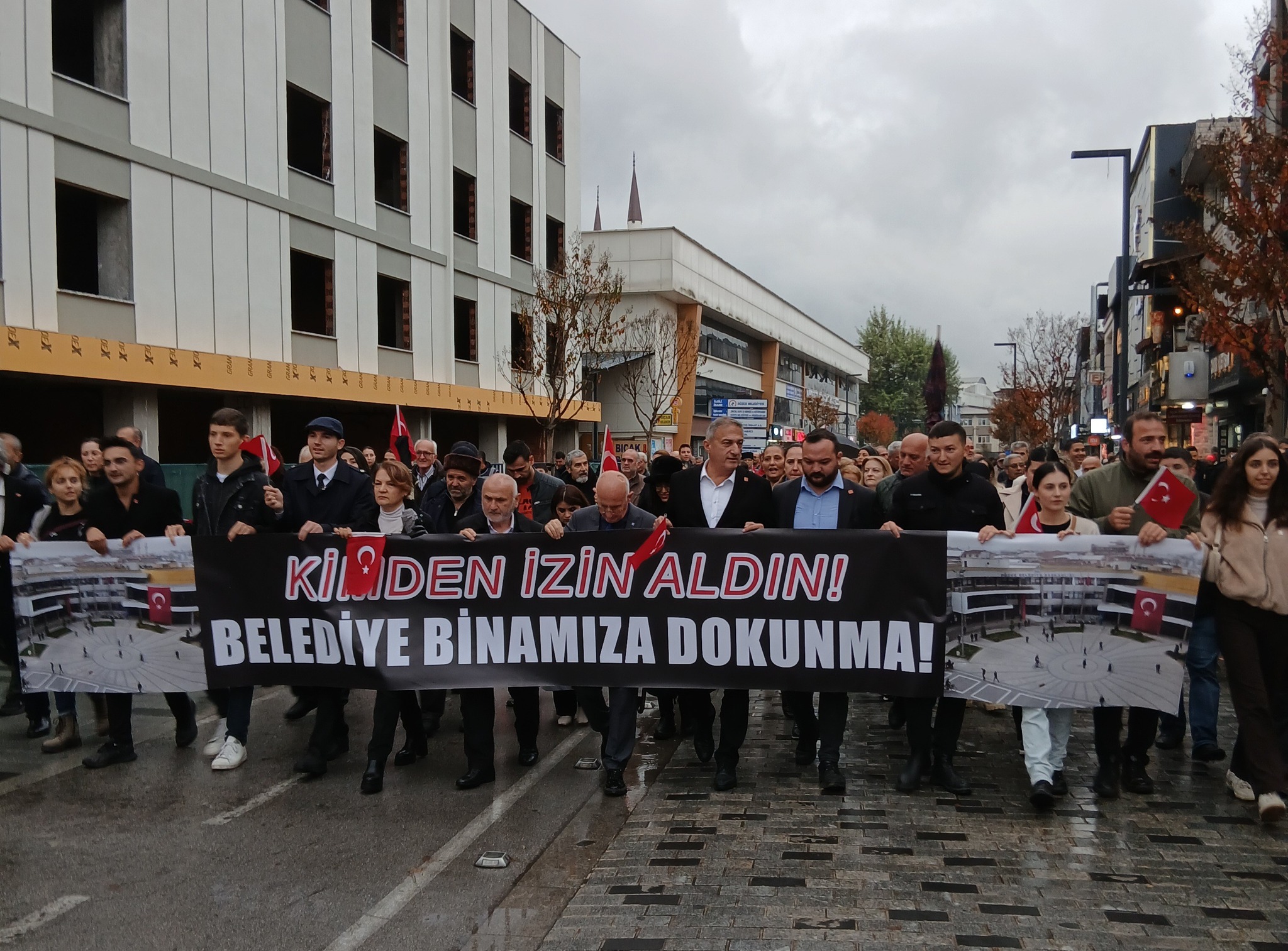 Düzce’de “Düzcelilik Ruhu”yla Yıkıma Karşı Yürüyüş: Siyasi Partiler ve STK’lar Belediyenin Yıkımına Tepki Gösterdi