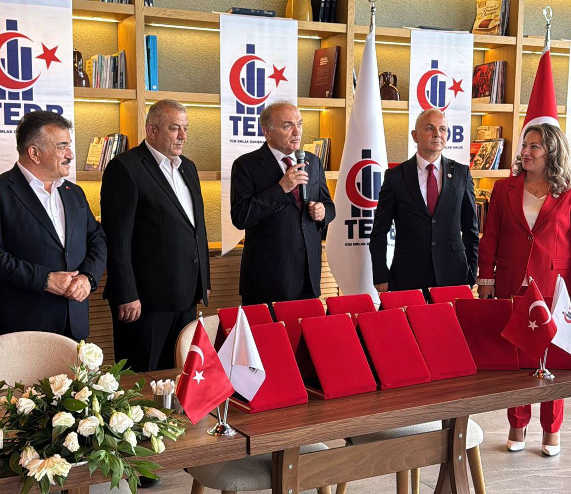 Düzceli Emlakçılardan 20. Yıl Buluşması: İlk Emlakçılar ve İlk Kadın Emlakçı Emel Algün Ekmekçi’ye Plaket