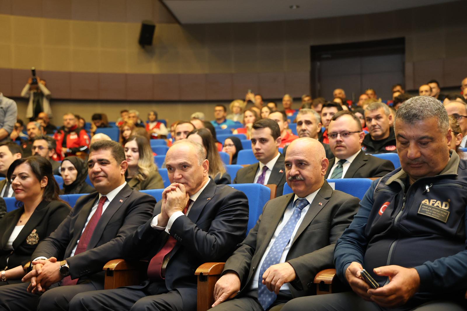 Afetlerde Gönüllülük ve Liderlik Sempozyumu Düzce Üniversitesi Ev Sahipliğinde Gerçekleşti