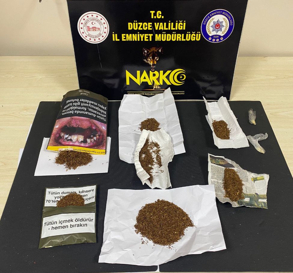 Düzce’de Uyuşturucu Operasyonu: 3 Şahıs Tutuklandı, Kilolarca Sentetik Madde Ele Geçirildi