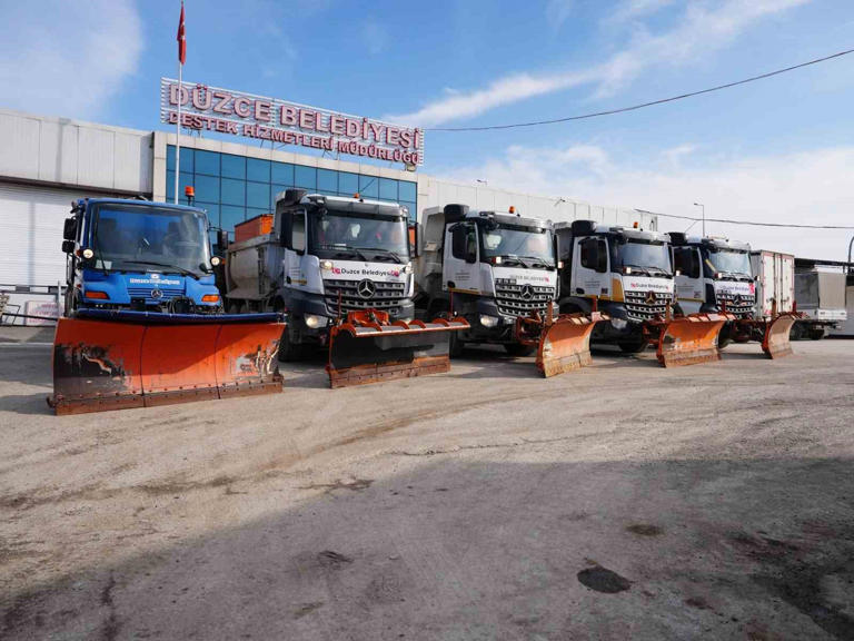 Düzce Belediyesi Kar Timleri 7/24 Sahada: Ulaşım İçin Kesintisiz Mücadele