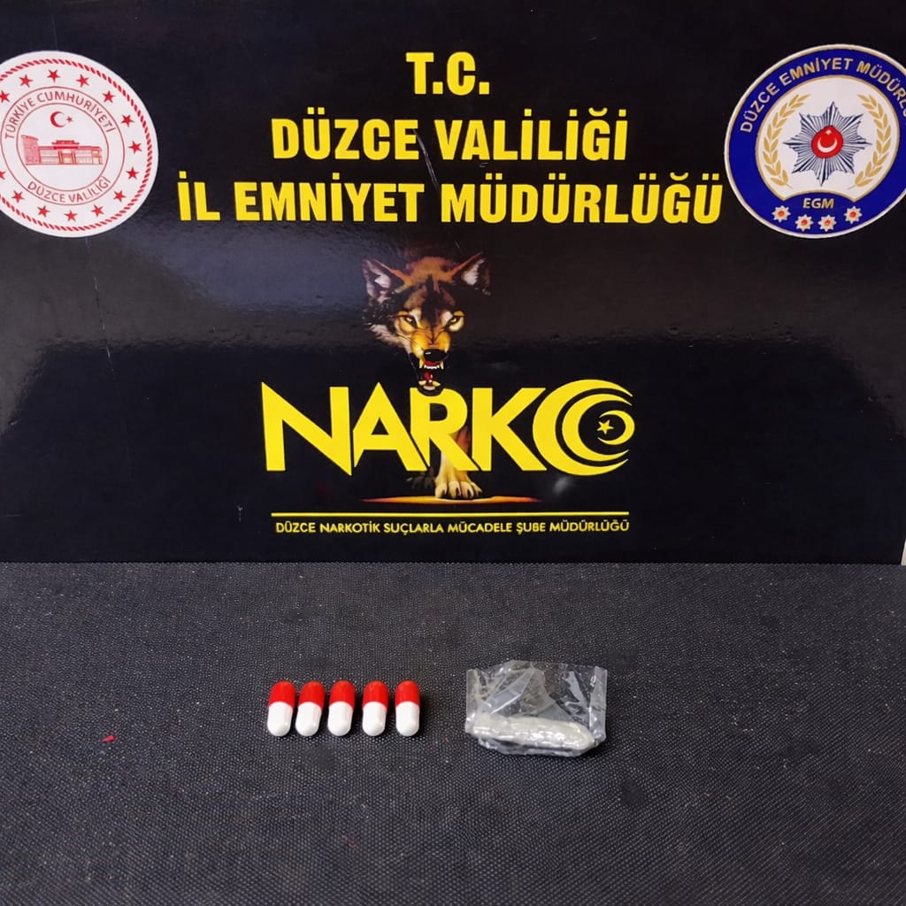 Düzce’de Uyuşturucu Operasyonu: Metamfetamin ve Sentetik Ecza Ele Geçirildi, 1 Şahıs Tutuklandı