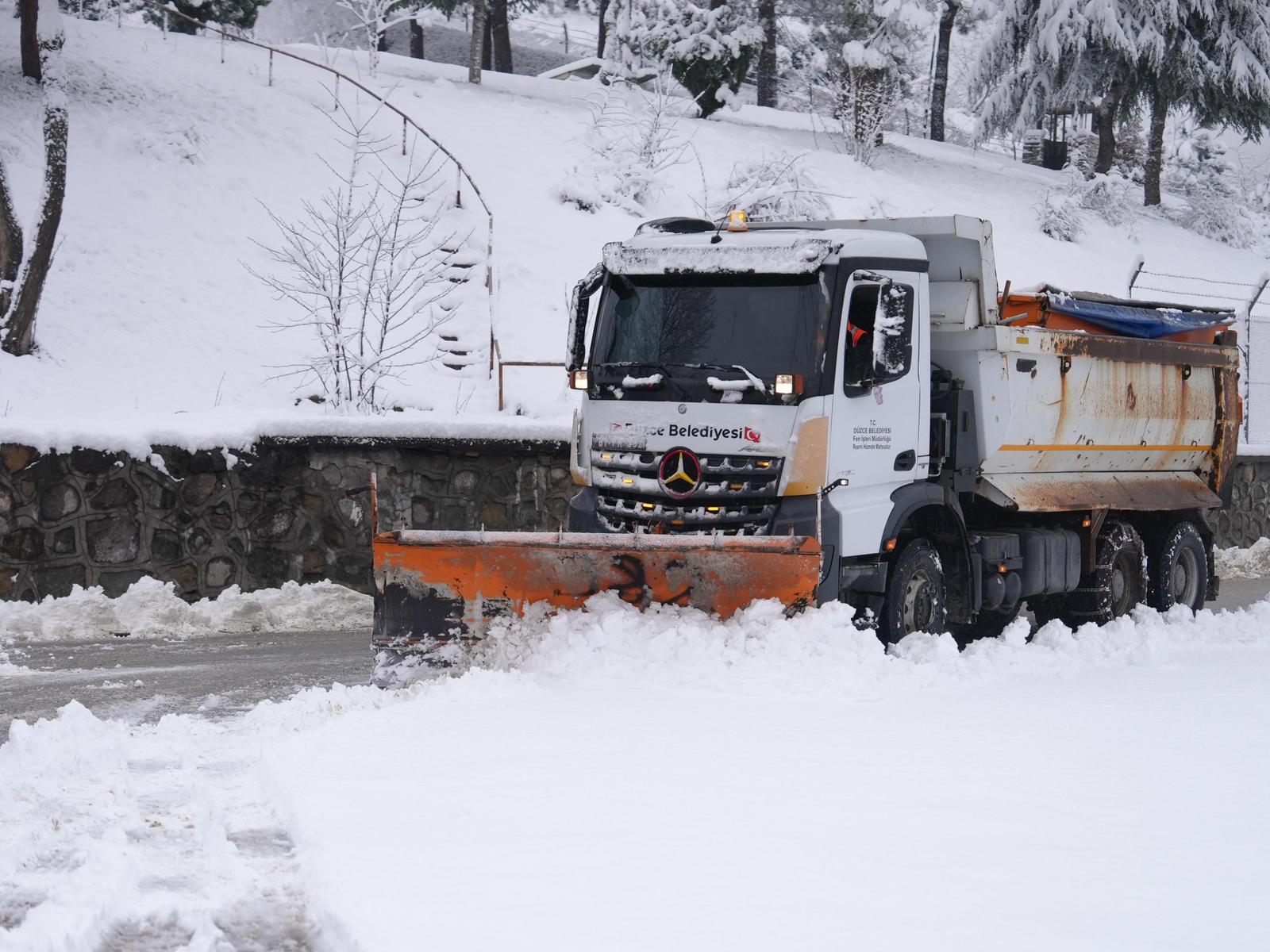 Düzce’de Karla Mücadele Çalışmaları Aralıksız Sürüyor