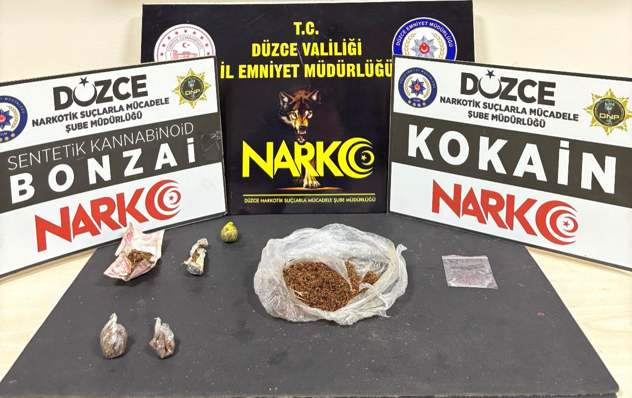 Düzce’de Narkotik Operasyonu: 43 Gram Uyuşturucu Ele Geçirildi, 3 Şüpheli Gözaltında